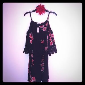 Maurice’s NWT Small Black with red flowers and lac